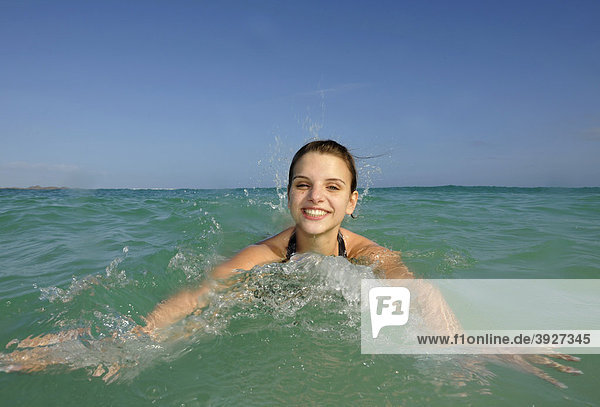 Junge Frau im Meer  Playa Bajo Negro  Corralejo  Fuerteventura  Kanarische Inseln  Kanaren  Spanien  Europa