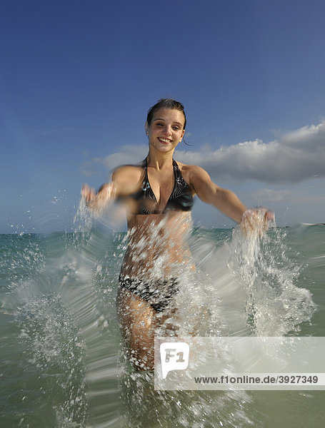 Junge Frau im Meer  Symbolbild Lebensfreude  Playa de Sotavento de Jandia  Fuerteventura  Kanarische Inseln  Kanaren  Spanien  Europa
