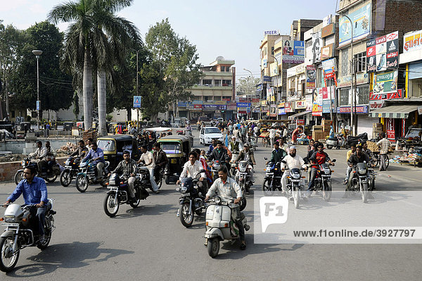 Street scene with mopeds  Udaipur  Rajasthan  North India  India  South Asia  Asia