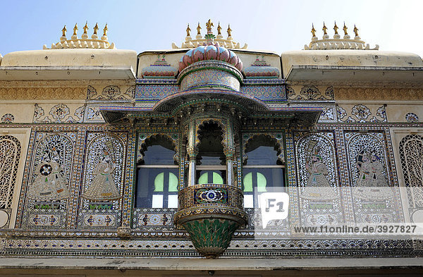 Stadtpalast von Udaipur  Pfauenhof  Detail der Fassade mit Balkon  Udaipur  Rajasthan  Nordindien  Indien  Südasien  Asien
