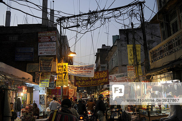 Abendliche Straßenszene in der Altstadt von Jaipur  Rajasthan  Nordindien  Indien  Südasien  Asien