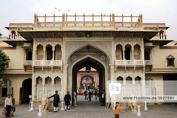 Eingangstor zum Stadtpalast  Jaipur  Rajasthan  Nordindien  Indien  Südasien  Asien