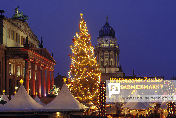 Weihnachtszauber  Weihnachtsmarkt am Gendarmenmarkt  Schauspielhaus  Französischer Dom  Berlin Mitte  Berlin  Deutschland  Europa
