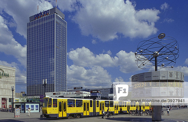 Alexanderplatz mit Straßenbahn  Weltzeituhr  Park Inn Hotel  Berlin Mitte  Deutschland  Europa