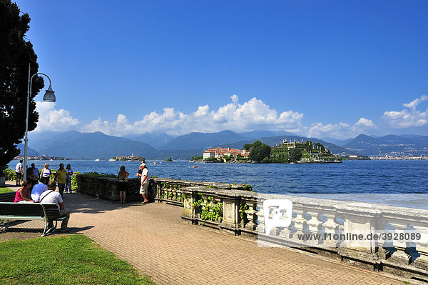 Uferpromenade mit Isola Bella und Isola dei Pescatori  Borromäische Inseln  Stresa  Lago Maggiore  Piemont  Italien  Europa