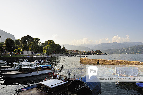 Ortsbild mit Hafen  Baveno  Lago Maggiore  Piemont  Italien  Europa