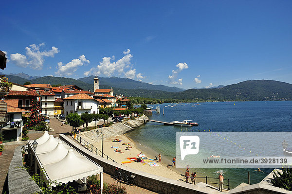 Ortsbild mit Strand  Feriolo  Lago Maggiore  Piemont  Italien  Europa