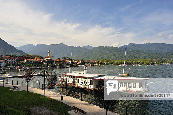 Ortsbild mit Schaufelraddampfer als Schiffsrestaurant  Feriolo  Lago Maggiore  Piemont  Italien  Europa