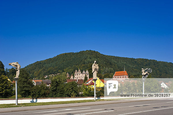 Kloster Hirsau mit Skulpturen von Peter Lenk  Hirsau  Schwarzwald  Baden-Württemberg  Deutschland  Europa