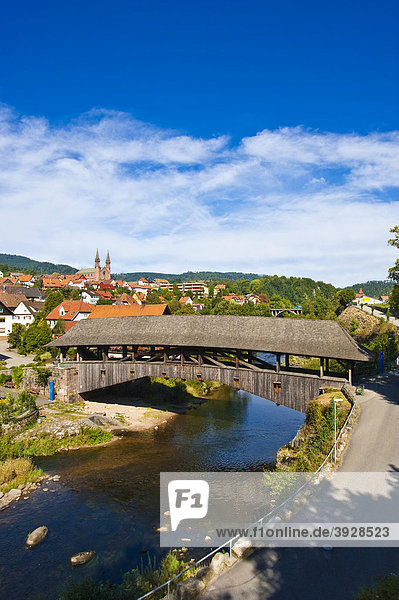 Historische Holzbrücke über den Fluss Murg  Forbach  Schwarzwald  Baden-Württemberg  Deutschland  Europa