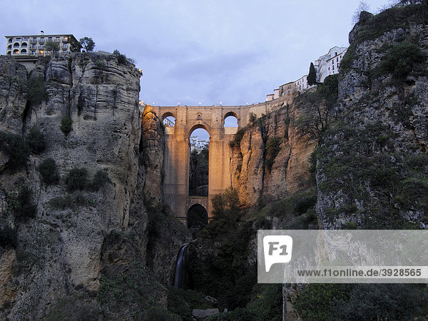 Puente Nuevo  neue Brücke  über die Tajo-Schlucht bei Nacht  Ronda  Provinz Malaga  Andalusien  Spanien  Europa