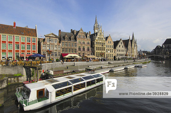 Ausflugsschiff und Wasserspiegelungen der Gildehäuser am Leie Fluß  Gent  Flandern  Belgien  Europa