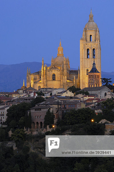 Kathedrale in der Abenddämmerung  Segovia  Kastilien-LeÛn  Spanien  Europa