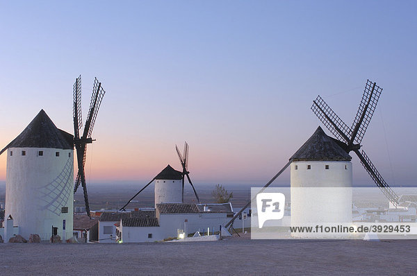 Windmühlen  Campo de Criptana  Provinz Ciudad Real  Ruta de Don Quijote  Castilla-La Mancha  Spanien  Europa