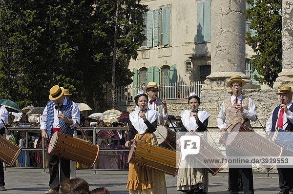 ArlÈsiennes  Frauen aus Arles  Fete du Costume Parade  Arles  Bouches du RhÙne  Provence  Frankreich  Europa