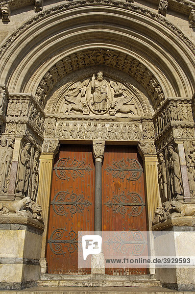 Kathedrale Saint-Trophime am Place de la Republique Platz  Arles  Bouches du RhÙne  Provence  Frankreich  Europa