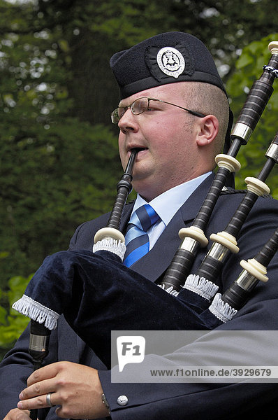 Das Grampian Police Pipe Band Dudelsack-Orchester am Schloss Balmoral Castle  Aberdeenshire  Schottland  Vereinigtes Königreich  Europa