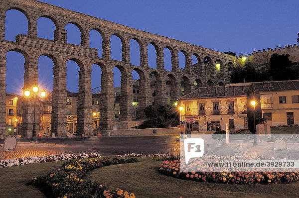Römischer Aquädukt bei Nacht  Segovia  Kastilien-LeÛn  Spanien  Europa