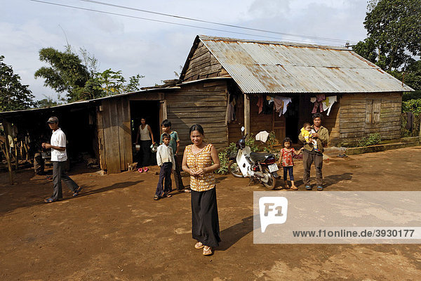 Aed  ethnische Minderheit Vietnams  Familie Mlo vor ihrem Haus im Dorf Ea Ho der Gemeinde Trang im Distrikt Dolisa der Provinz Daklak  Vietnam  Südostasien