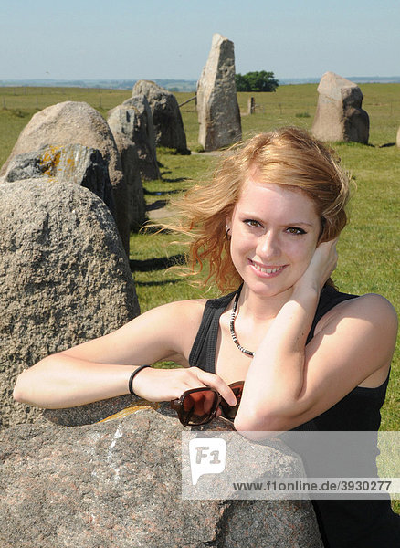 Rothaarige Frau an der Ales stenar oder Ale stenar Steinsetzung in der Nähe von KÂseberga  Schweden  Europa
