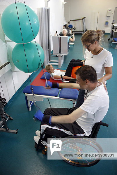 Patienten beim Muskelaufbautraining an verschiedenen Kraftmaschinen im Trainingsraum  Krankengymnastik  Physiotherapie in einem neurologischen Rehabilitationszentrum  Bonn  Nordrhein-Westfalen  Deutschland  Europa