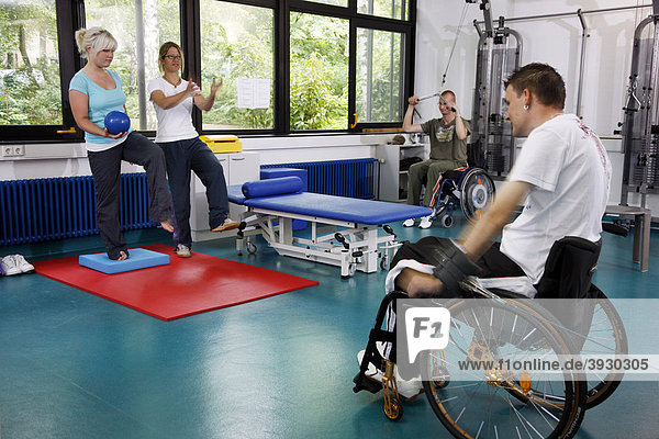 Patients during muscle strength training on various machines in a gym  physiotherapy  physical therapy in a neurological rehabilitation centre  Bonn  North Rhine-Westphalia  Germany  Europe