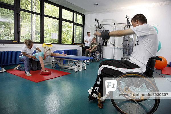 Patienten beim Muskelaufbautraining im Trainingsraum  gymnastische Übungen  Krankengymnastik  Physiotherapie in einem neurologischen Rehabilitationszentrum  Bonn  Nordrhein-Westfalen  Deutschland  Europa