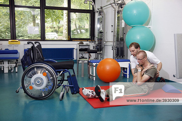 Mobilisierungsübung für den Bewegungsablauf  Muskeltraining  Koordinationsübungen eines Patienten  Krankengymnastik  Physiotherapie in einem neurologischen Rehabilitationszentrum  Bonn  Nordrhein-Westfalen  Deutschland  Europa