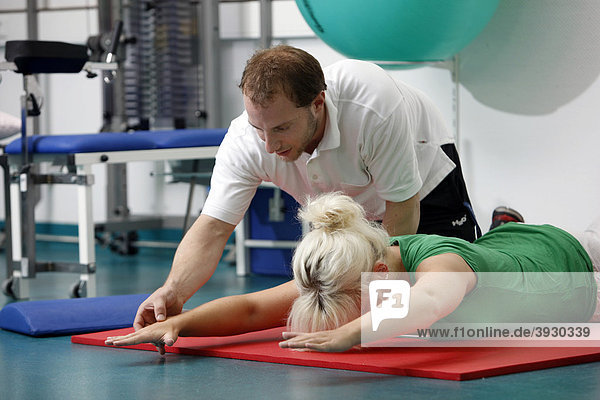 Krankengymnastische Übungen  Physiotherapie in einem neurologischen Rehabilitationszentrum  Bonn  Nordrhein-Westfalen  Deutschland  Europa