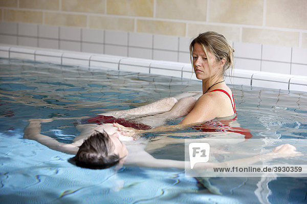 Einzeltherapie im Warmwasserbecken  Physiotherapie in einem neurologischen Rehabilitationszentrum  Bonn  Nordrhein-Westfalen  Deutschland  Europa