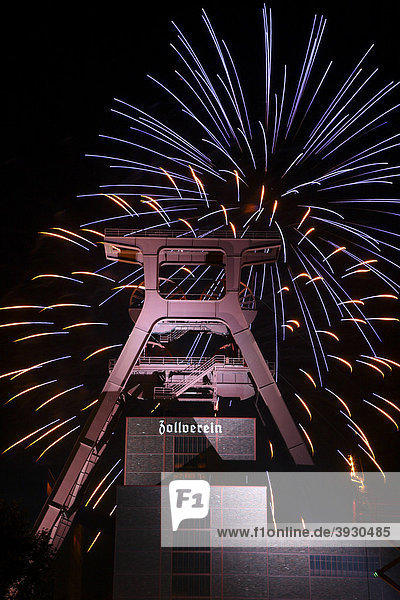Feuerwerk über dem Doppelbock-Förderturm der Zeche Zollverein  Schacht XII  Weltkulturerbe  beim Zechenfest  Essen  Nordrhein-Westfalen  Deutschland  Europa