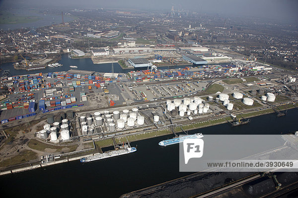 Duisport  Hafen und Logistikzentrum  Binnenhafen Ruhrort am Rhein  gilt als größter Binnenhafen der Welt  DeCeTe-Container Terminal  Umschlag von Container auf Schiff  Straße und Schiene  Tankanlagen auf der Ölinsel  Duisburg  Nordrhein-Westfalen  Deutschland  Europa