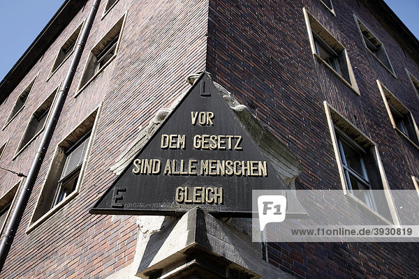 Schrifttafel mit der Inschrift Vor dem Gesetz sind alle Menschen gleich am Polizeipräsidium Düsseldorf  Nordrhein-Westfalen  Deutschland  Europa
