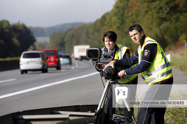 Polizeibeamte der Autobahnpolizei errichten eine Radarmessstelle an der Autobahn A2 zur Geschwindigkeitskontrolle  Deutschland  Europa