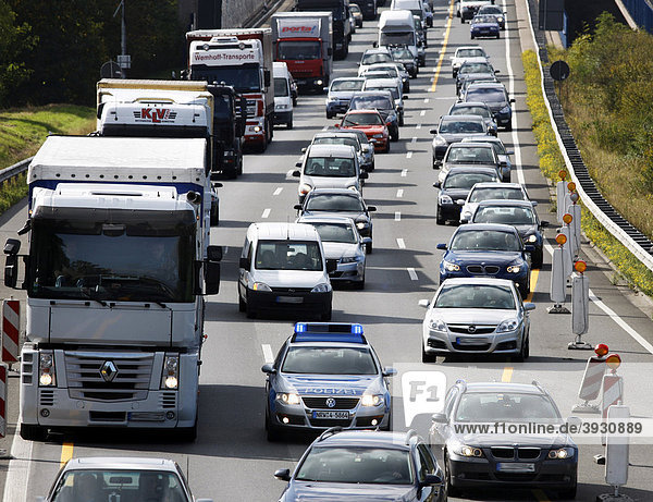 Einsatzwagen der Autobahnpolizei bahnt sich den Weg durch einen Verkehrsstau  um zu einem Verkehrsunfall auf der Autobahn A2 zu fahren  Alarmfahrt mit Blaulicht und Martinshorn  Deutschland  Europa