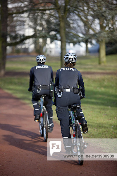 Fahrradstreife der Polizei in einem Stadtpark  Deutschland  Europa