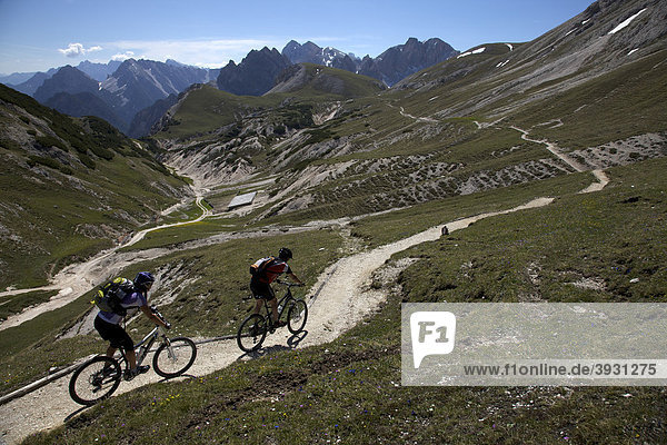 Mountain bike riders on the trail between the Kreuzjoch mountain gorge to the Ju dles Cacagnares  Parco naturale Fanes-Sennes-Braies  Veneto  South Tyrol  Italy  Europe