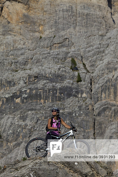 Mountainbike-Fahrerin am Kreuzkofel  Naturpark Fanes-Sennes-Prags  Trentino  Südtirol  Italien  Europa