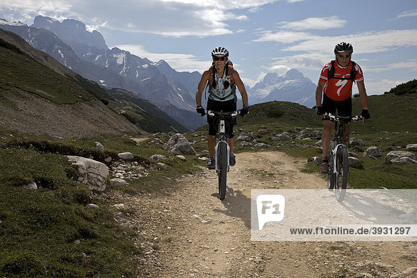 Mountain bike riders at the Senes mountain lodge  Naturpark Fanes-Sennes-Prags  Trentino  South Tyrol  Italy  Europe