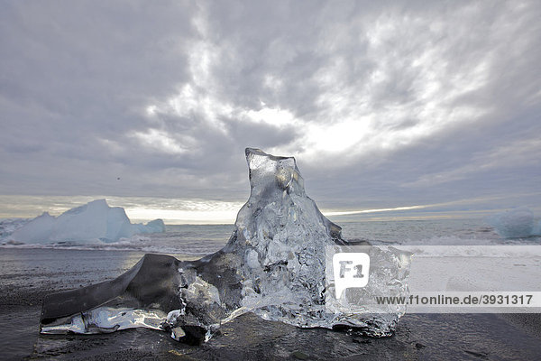 Eisklotz am Strand bei Jökuls·rlÛn  Island  Europa