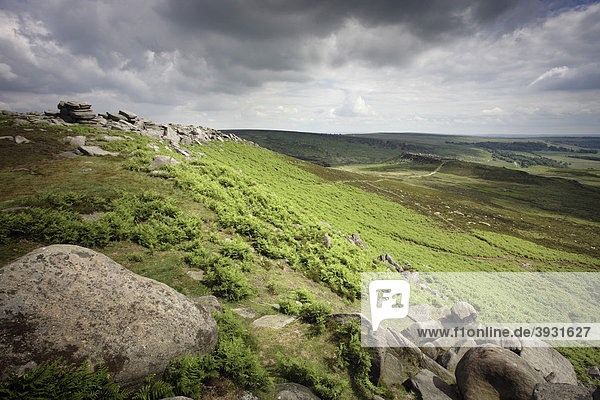 Hathersage Moor  Blick von Higger Tor in Richtung Carl Wark  Derbyshire  England  Großbritannien  Europa