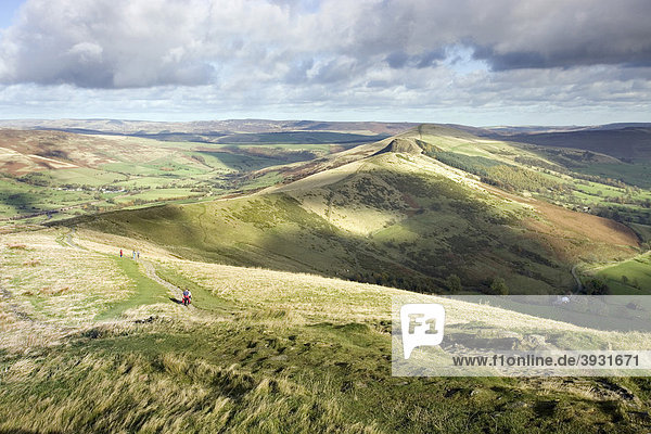 Blick vom Mam Tor entlang der Great Ridge Hügelkette  Peak District National Park  Derbyshire  England  Vereinigtes Königreich  Europa