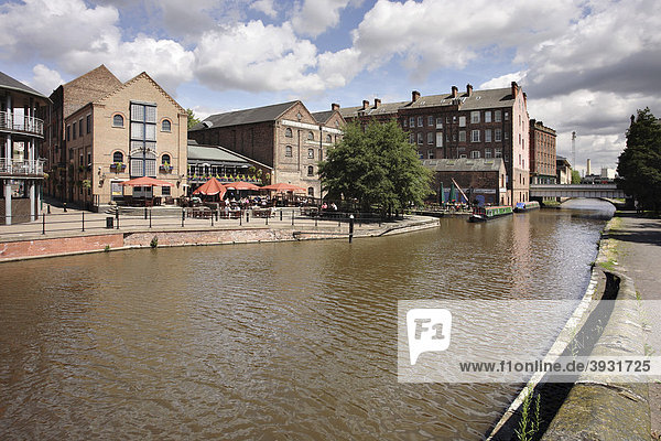 Kanal und Flussufer mit zu Restaurants umgebauten Industriegebäuden  Nottingham  Nottinghamshire  England  Vereinigtes Königreich  Europa