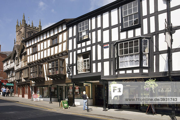 Broad Street Straße mit Fachwerkhäusern  Ludlow  Shropshire  England  Vereinigtes Königreich  Europa