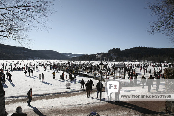 Menschen auf dem zugefrorenen Titisee im Schwarzwald  Baden-Württemberg  Deutschland  Europa
