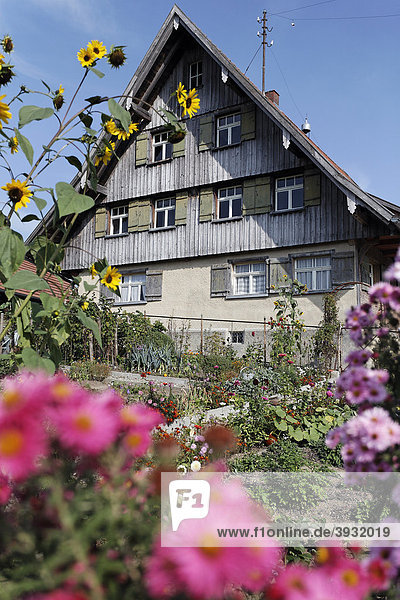 Haus Häusing mit Bauerngarten  südoberschwäbischer Bauernhof von 1734  Bauernhaus-Museum Wolfegg  Allgäu  Oberschwaben  Baden-Württemberg  Deutschland  Europa