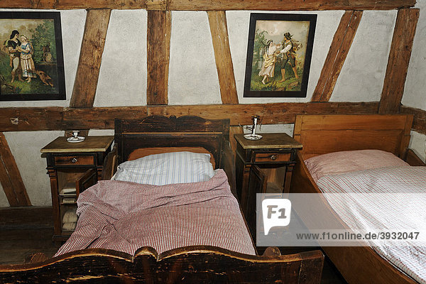 Betten in der Schlafkammer für Knechte historisches Backhaus von 1730 Bauernhaus Museum Wolfegg Allgäu Oberschwaben Baden-Württemberg Deutschland Europa