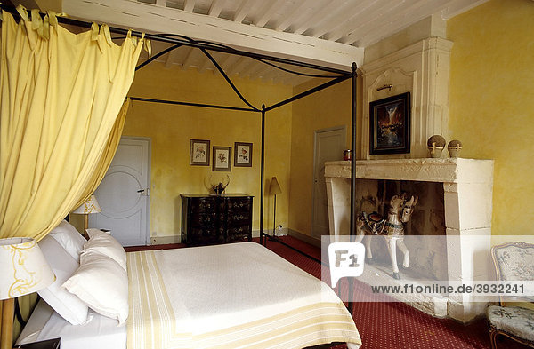 Schlafzimmer mit Himmelbett und Kamin in einem historischen Haus  Fontvielle bei Arles  Provence-Alpes-CÙte d'Azur  Var  Südfrankreich  Frankreich  Europa