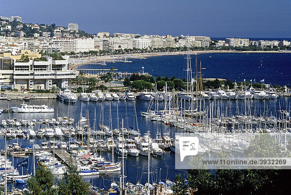 Cannes  Stadtansicht mit Jachthafen  CÙte d'Azur  Var  Südfrankreich  Frankreich  Europa