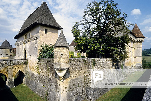 Ch‚teau de FÈnelon  mächtige Befestigungsmauern und Burggraben  Dordogne  PÈrigord  Frankreich  Europa